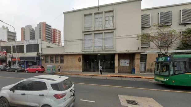 Un adolescente amenazó a otro con un cuchillo en una escuela de Avellaneda 