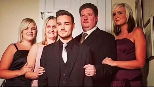 Payne junto a su familia en el video de la canción Story of my life, de One Direction.