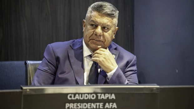 La AFA reeligió a Tapia como presidente y eliminó los descensos