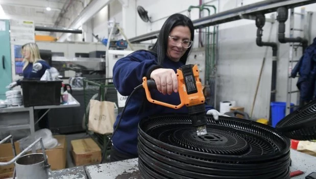 La industria pyme creció 3,7% mensual en septiembre y tuvo la menor caída interanual en 10 meses