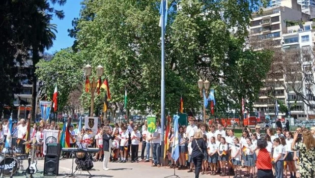 La plaza de Alemania –en Palermo- se vistió con los colores de las banderas de Argentina y la Bundesrepublik Deutschland.