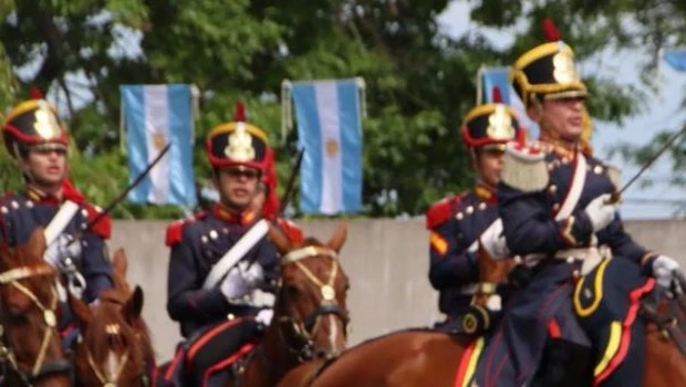 Milei fue recibido por Granaderos a Caballos que interpretó el "feliz cumpleaños"