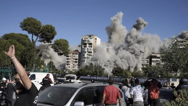 Un bombardeo israelí derrumbó por completo un edificio residencial en el sur de Beirut