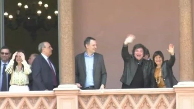 Milei festejó salió a saludar al balcón de la Rosada y fue increpado por universitarios en Plaza de Mayo