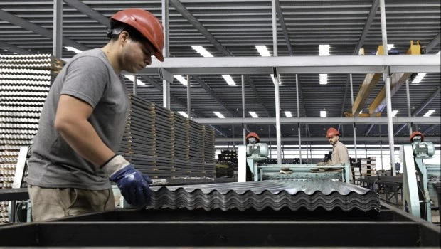 La industria acumula quince meses consecutivos de caída y una baja de 12,1% interanual