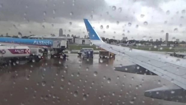 Demoras y cancelaciones en Aeroparque y Ezeiza por la tormenta