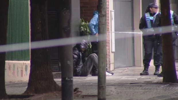 Dos delincuentes se tirotearon con policías a metros de un colegio en Villa Urquiza