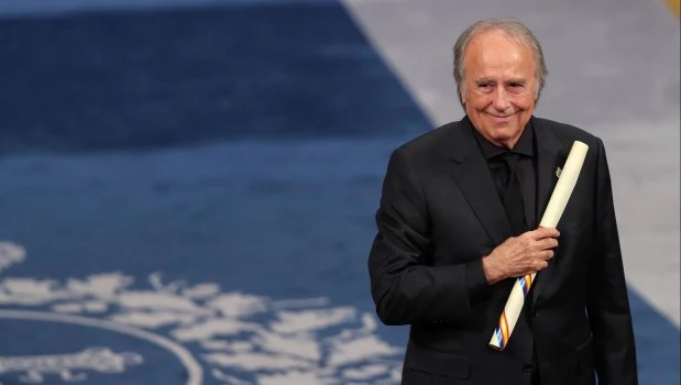 Un Serrat emocionado recibe el premio Princesa de Asturias