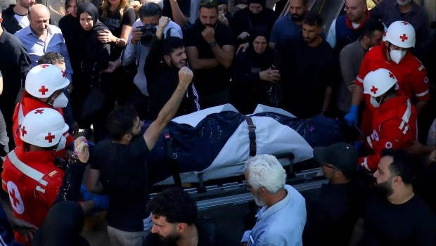 Miembros de la Cruz Roja llevan los cuerpos de tres periodistas muertos en un ataque israelí en el sur del Líbano en un hospital de Beirut, Líbano, este viernes. Según el Ministerio de Salud libanés, al menos tres miembros de los medios de comunicación murieron y otros tres resultaron heridos el 25 de octubre en un ataque israelí en Hasbaya, en el sur del Líbano. La emisora Al Mayadeen informó de la muerte de su camarógrafo y su ingeniero de transmisión, mientras que Al-Manar TV dijo que su camarógrafo murió en el ataque