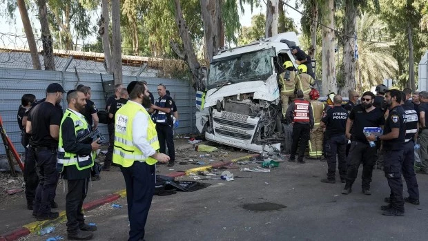 Atentado en Israel: un camión atropelló a las personas que esperaban un colectivo y al menos 10 sufrieron heridas de gravedad