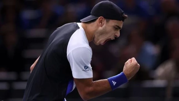 Francisco Cerúndolo avanzó en París y quedó a un paso de una marca redonda