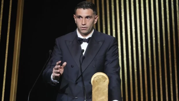 Por segundo año consecutivo, "Dibu" Martínez recibe el Trofeo Yashin al mejor arquero del mundo