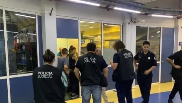 Allanaron La Bombonera tras una denuncia por falsificación de carnets y reventa de entradas