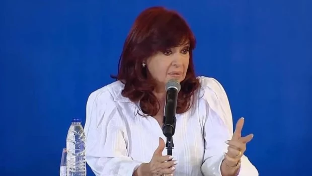 A 15 años de la AUH, Cristina Kirchner dijo que Milei "no le pudo pasar la motosierra y tuvo que duplicarla por el desastre económico"