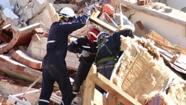 Rescataron a una mujer de entre los escombros en Villa Gesell