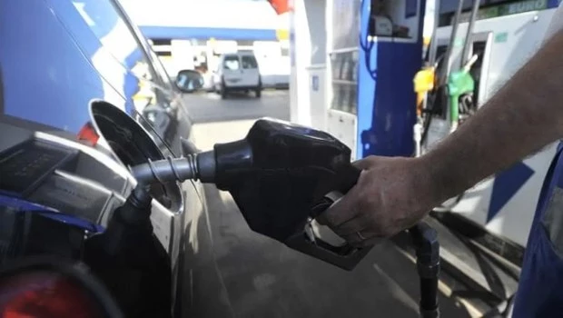 Senadores radicales presentaron un proyecto para equiparar el precio de los combustibles en todo el país