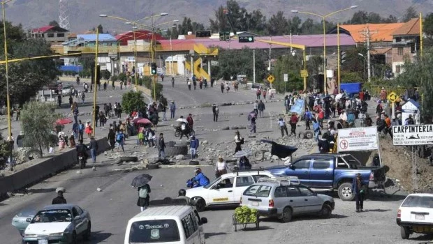 Trece policías resultaron heridos en Bolivia tras enfrentar a manifestantes que cortaban una ruta en apoyo a Evo Morales 