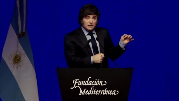 Ante el círculo rojo, Milei criticó a Raúl Alfonsín: “Lo muestran como el padre de la democracia y fue partidario de un golpe” 