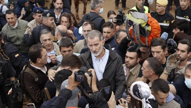 Afectados por las inundaciones en Valencia lanzan barro e insultos al rey Felipe VI