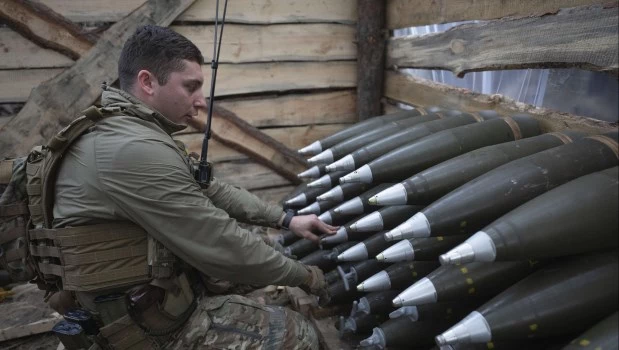 Un oficial ucraniano de la 92° Brigada de Aasalto independiente inspecciona municiones en un refugio en la línea del frente cerca de Vovchansk, región de Járkov, Ucrania (28 de octubre de 2024).