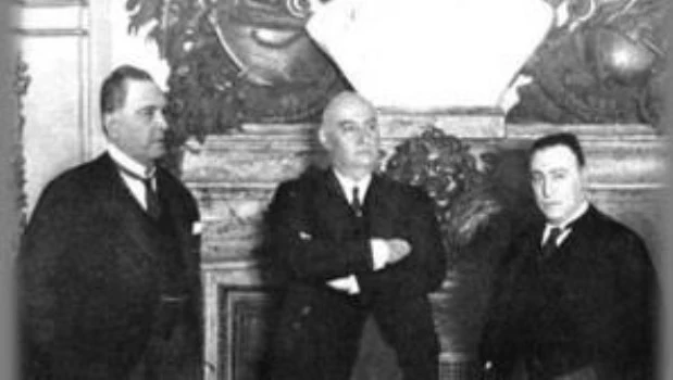 Don Hipólito Yrigoyen, presidente de la UCR, junto al presidente y vicepresidente de la Nación los Dres. Marcelo T. de Alvear y Elpidio González respectivamente, en 1922.