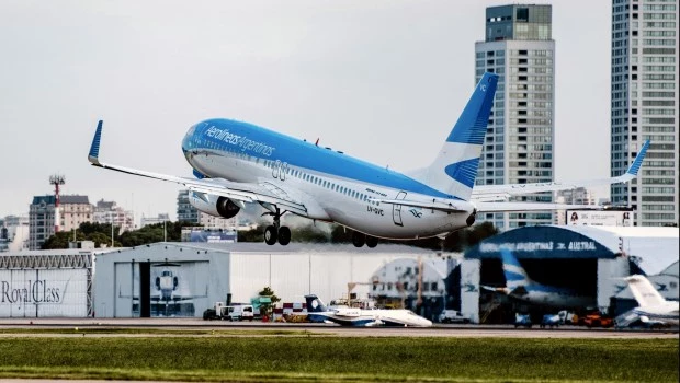 La Justicia revocó la orden de reincorporar a tres pilotos que habían sido despedidos de Aerolíneas Argentinas 