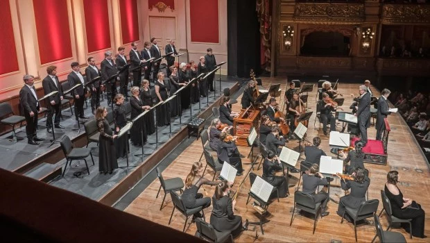 GENTILEZA Liliana Morsia. Con un sonido limpio y de calidad, la orquesta acreditó delicado equilibrio en la interacción de los planos sonoros. El coro de la Academia Bach resultó sublime.