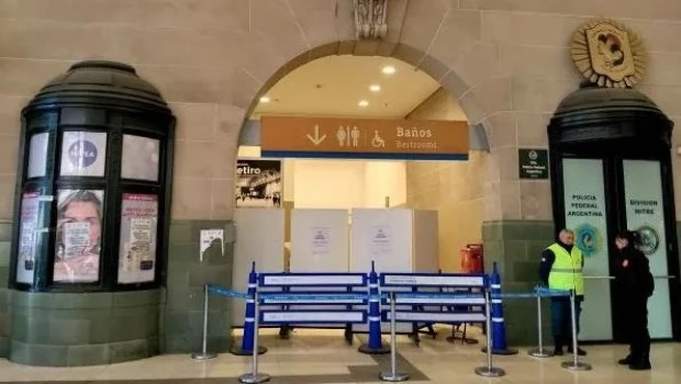 Los usuarios que entren a los baños de la terminal de Retiro deberán guardar sus mochilas en lockers