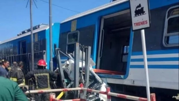 Una mujer pasó la barrera baja con su auto y murió cuando la embistió el tren
