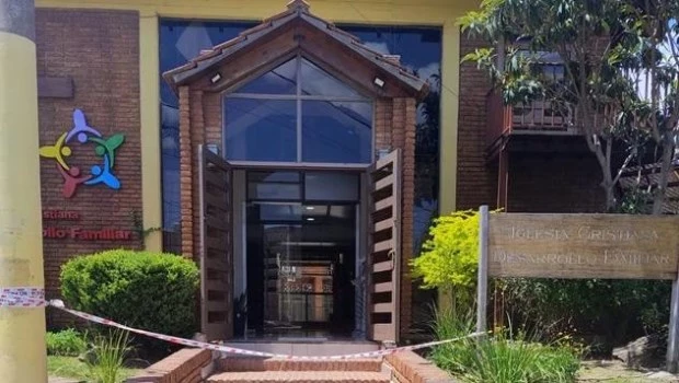 Detuvieron a dos menores que hicieron explotar una botella con químicos en una iglesia durante una misa