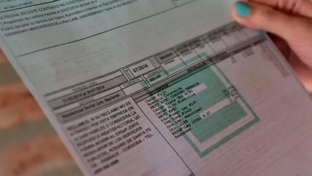 El Gobierno imputó a 95 empresas por incluir tasas de manera indebida en las facturas