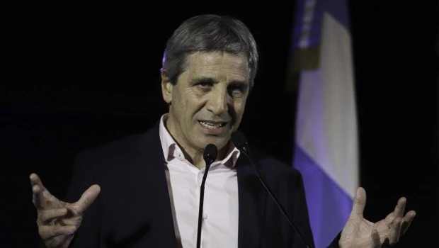 Caputo se quejó de que paga mucho por telefonía celular y llamó a dar "pelea como consumidores"