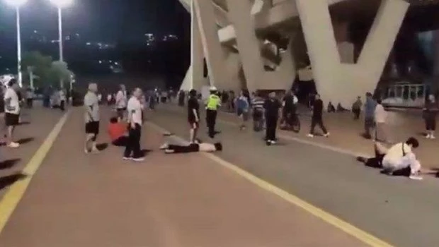 Un hombre atropelló a una multitud en las afueras de un estadio en China: mató a 35 personas e hirió a 40