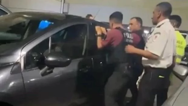 La insólita reacción de los padres que dejaron a su hija encerrada en el auto en un shopping de Villa Devoto