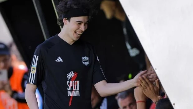 Deportivo Riestra se disculpó por la inclusión del influencer