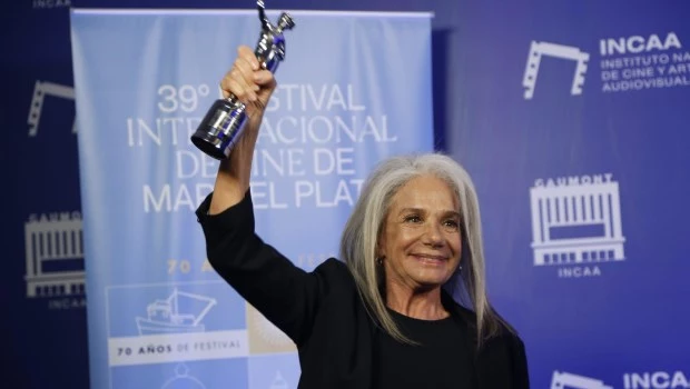 Con palabras muy emotivas, el director Héctor Olivera prologó la entrega del Astor de Plata a Ana María Picchio, a cincuenta años del estreno de ‘La tregua’.