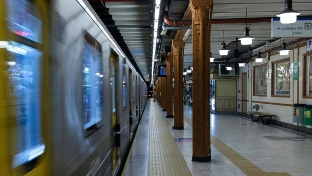 Un pasajero de la línea A del subte se descompensó y falleció