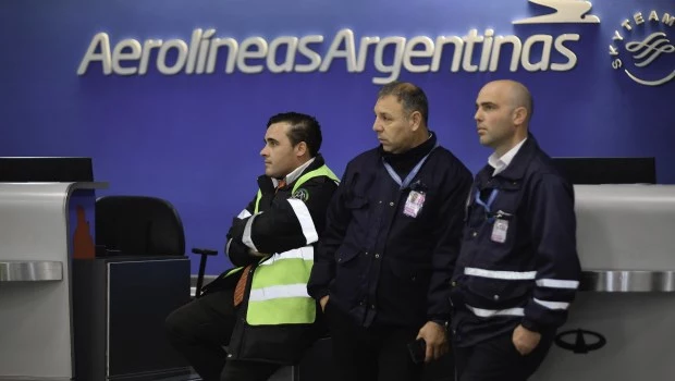 Milei sobre Aerolíneas Argentinas: "O se cierra o se privatiza, pero no va a seguir en manos del Estado"