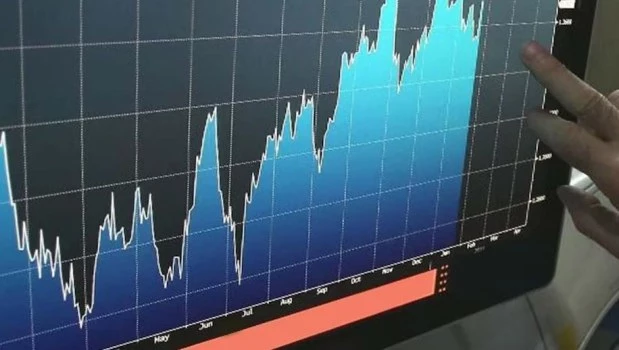 El riesgo país perforó el piso de los 800 puntos por primera vez en cinco años