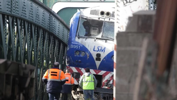 Procesan a seis trabajadores ferroviarios por el choque de trenes en Palermo