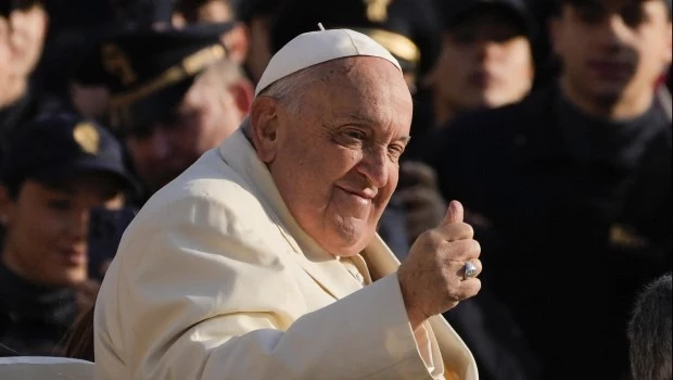 Francisco insta a que la sociedad y la Iglesia escuchen más a las voces femeninas