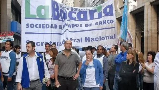 Los bancarios acuerdan aumentos por inflación y el salario mínimo queda en 1.566.761,98 pesos