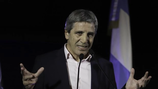 Caputo remarcó que octubre cerró con un superávit de $523.398 millones