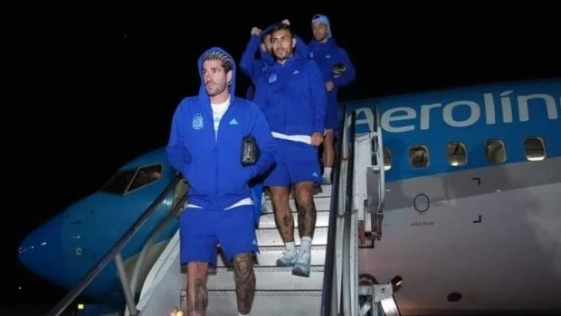 La Selección volvió al país tras la derrota con Paraguay