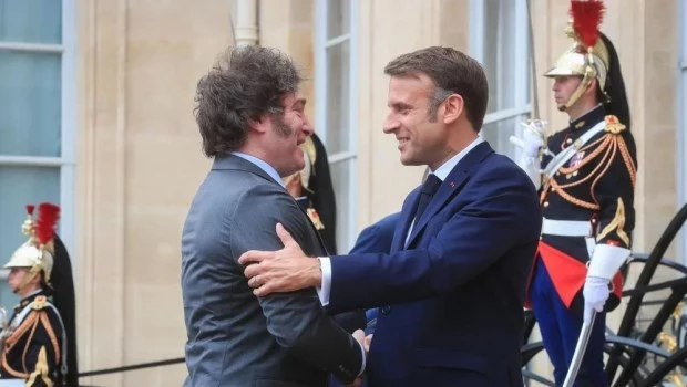 Milei regresa de su gira por EE.UU. y recibe el domingo a Macron