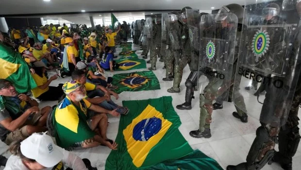 Rafecas pidió la detención de los bolsonaristas que están refugiados en Argentina