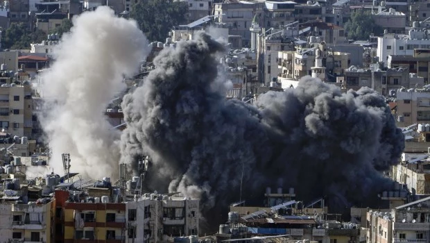 Israel lanza dos olas de ataques contra los suburbios del sur de Beirut