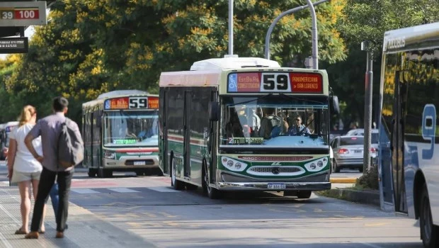 Empresas de colectivos exponen brecha de costos y piden aumentar el boleto para poder pagar el aguinaldo