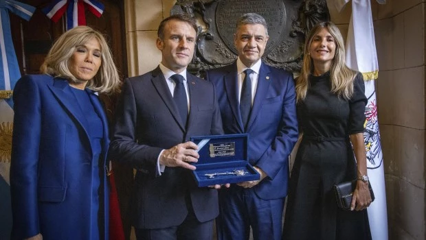 Jorge Macri le entregó la Llave de la Ciudad a Macron 