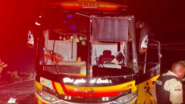 Al menos 7 muertos y 22 heridos deja el vuelco de un autobús en el centro de Ecuador